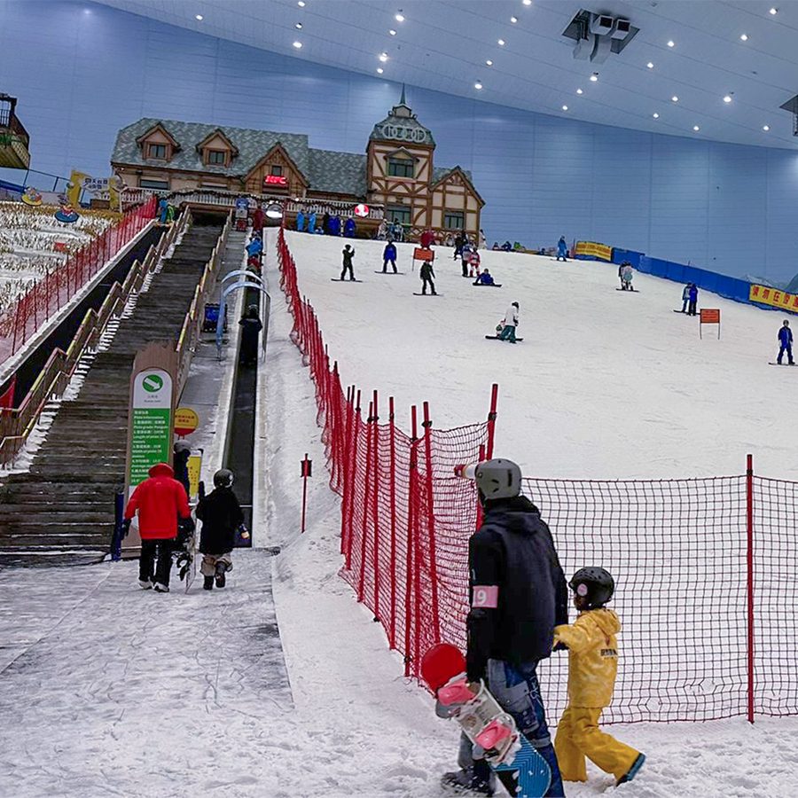 A smaller downhill slope suitable for beginners at Guangzhou Sunac Snow Park. 